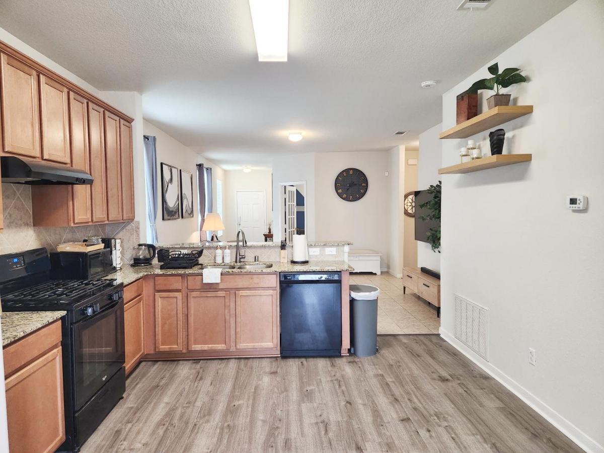 4 Bedroom Home Near Downtown Med Center Nrg Stadium Pearland Skyview Long By Ion Rentals Houston Exterior photo