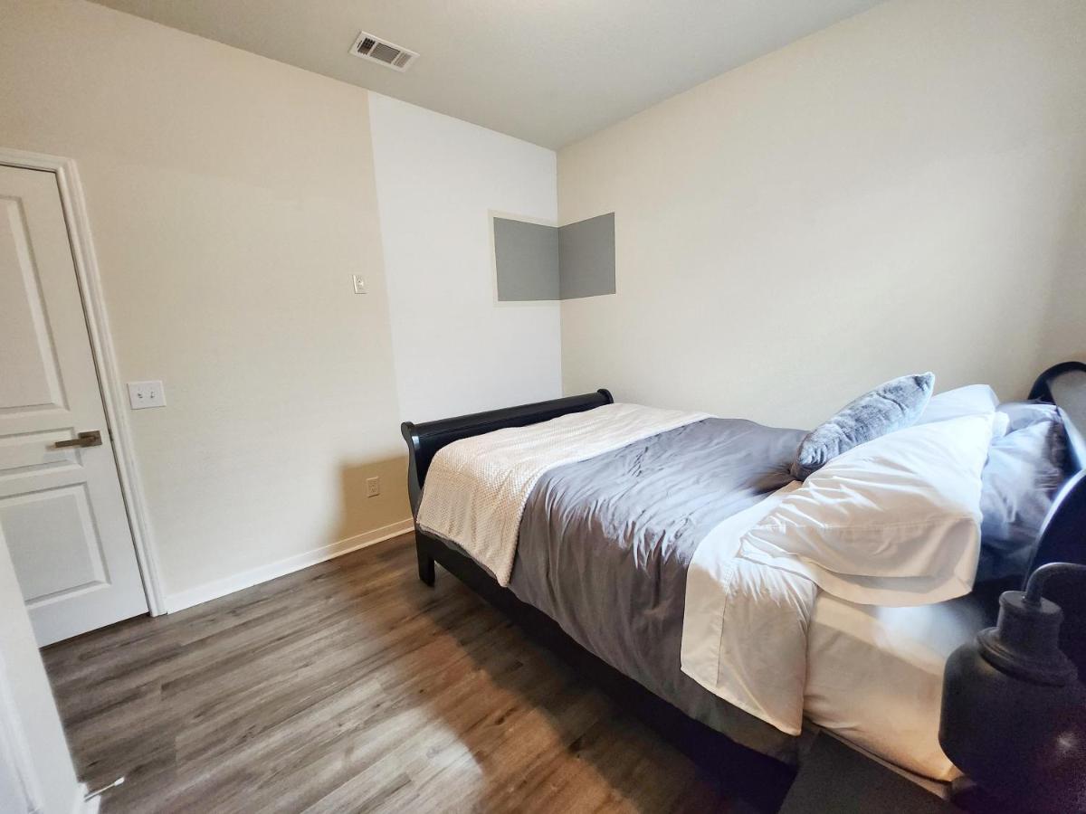4 Bedroom Home Near Downtown Med Center Nrg Stadium Pearland Skyview Long By Ion Rentals Houston Exterior photo